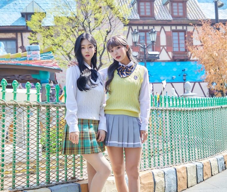 Seoul: Lotte World 1 Day Pass & Korean School Uniform Rental - Rides, shows, and the night light parade: what to prioritize