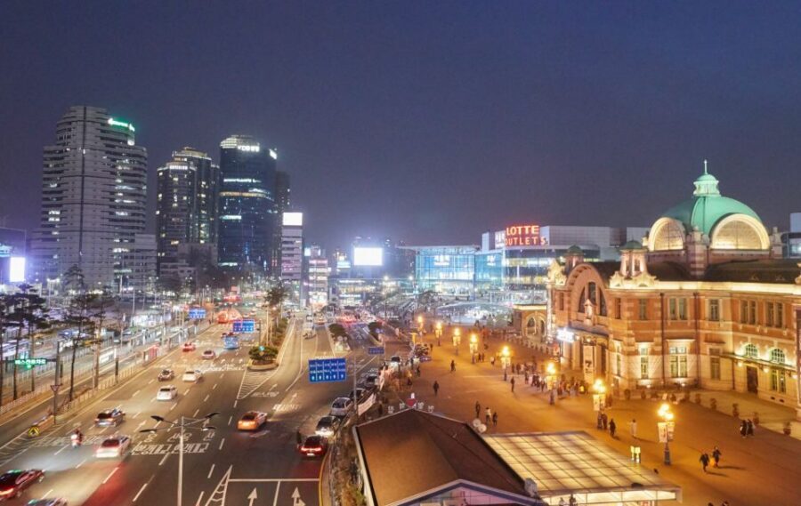 Seoul: Moonlight Rainbow Fountain Show Night Tour - Deoksugung at night: palace lights with an actual viewpoint