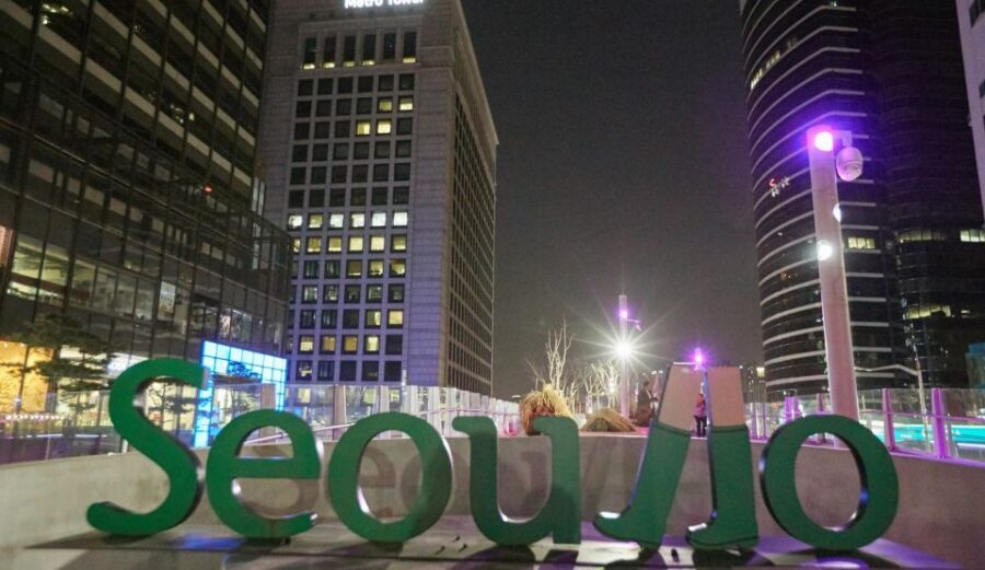 Seoul: Moonlight Rainbow Fountain Show Night Tour - Meeting up and riding around at night in Seoul
