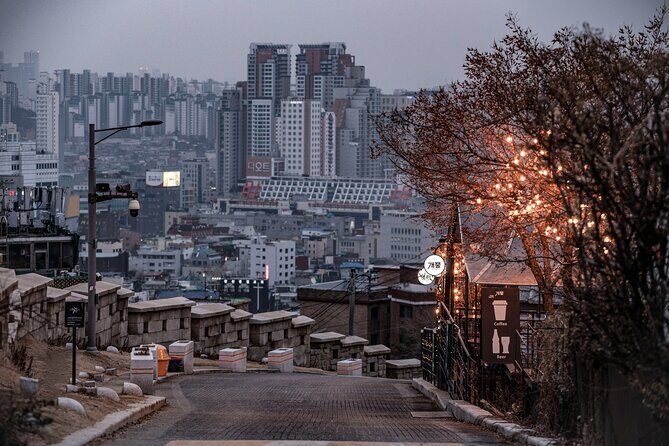 Seoul moonlight walking tour with local historian - Stop-by-Stop: Museum, Marronnier Park, Naksan, Ihwa, and the City Wall