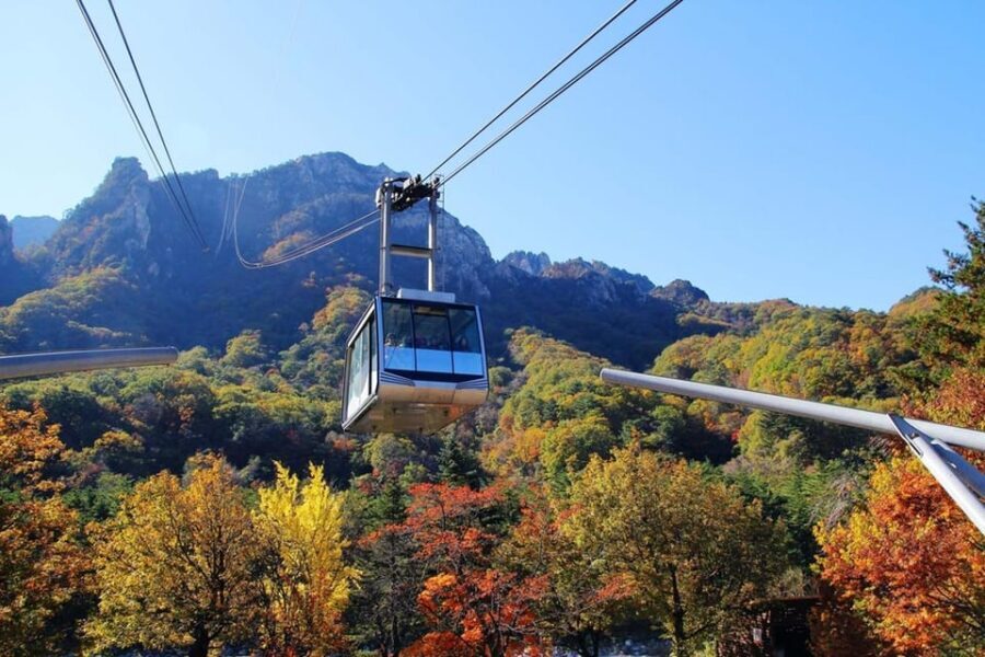 Seoul: Mt. Seoraksan National Park Autumn Foliage Day Tour - Hiking the Famous Trails: Ullsabwawi and Easier Walks