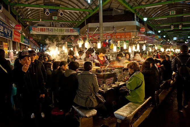 Seoul Night Tour (Gwangjang Market, Royal Palace and Naksan Park) - Guides, Pace, and Group Size: What to Expect in Real Life