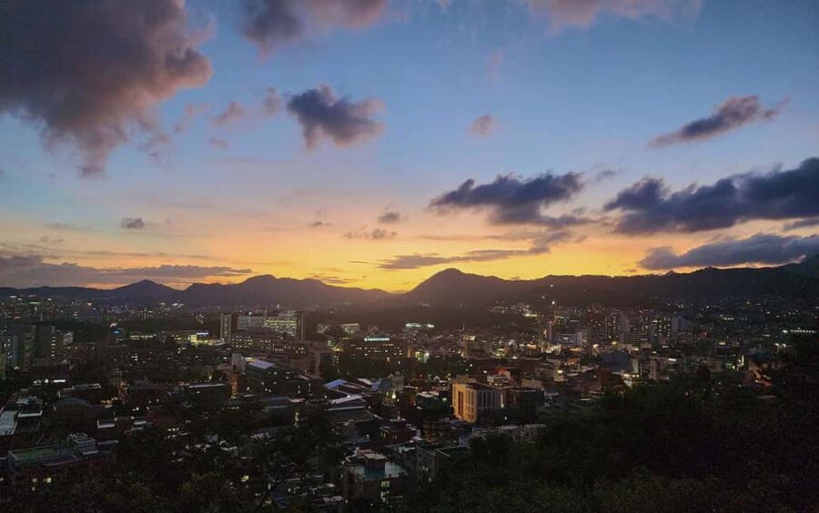 Seoul Night Tour: Naksan Park & Hidden Jems - Guide energy in English: what the best tours do with words