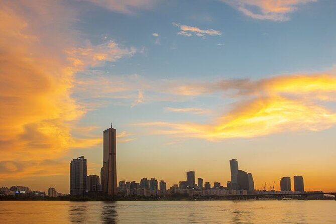 Seoul Night Tour with Han River Cruise and Gyeongbokgung Palace - Yeouido Hangang Park and the Han River Cruise: The Night View Payoff