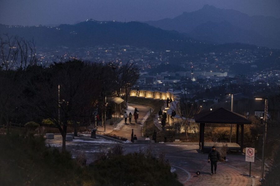 Seoul: Nighttime Hidden Gems Walking Tour - Hanyang City Wall at Night: The “Lights Coming On” Moment