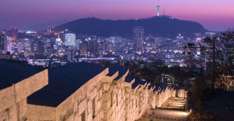 Seoul: Nighttime Tour of Palace, Market, Naksan Park & More - Gwangjang Market: dinner choices and souvenir browsing