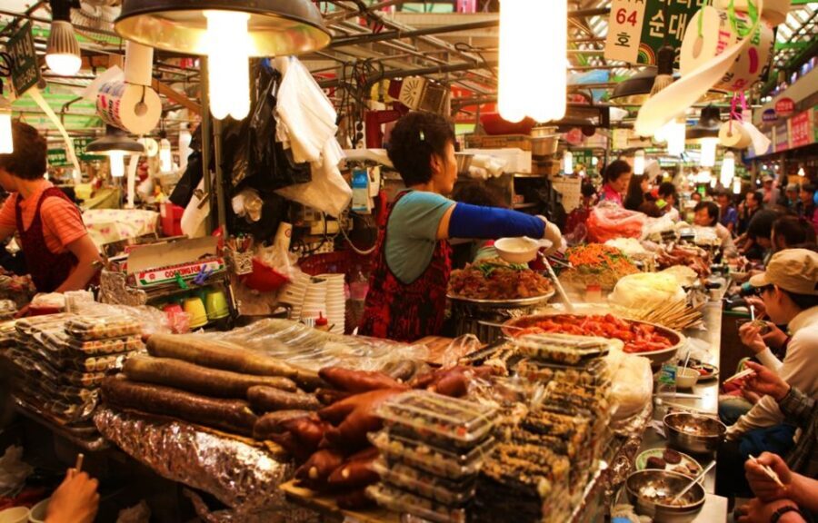 Seoul: Nighttime Tour of Palace, Market, Naksan Park & More - Cheonggyecheon stream: a downtown pause that feels like Seoul