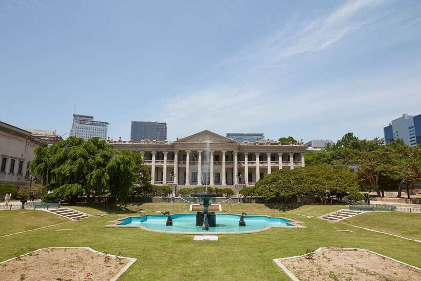 Seoul: Private Car Tour with Licensed Professional Guide - Changdeokgung Palace and Insadong: when tradition turns into a stroll
