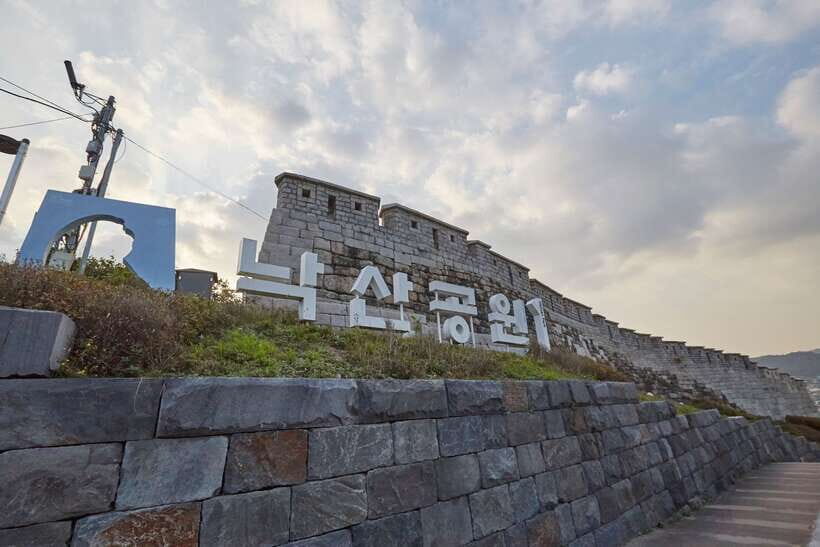 Seoul: Private Car Tour with Licensed Professional Guide - Sungnyemun Gate and Namsangol Hanok Village: shaping the back-half of your day