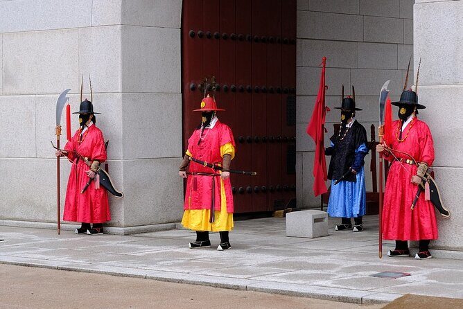 Seoul Private Tour: Palace, Bukchon, Insadong & Han River Cruise - Bukchon Hanok Village: the hanok picture is only half the story
