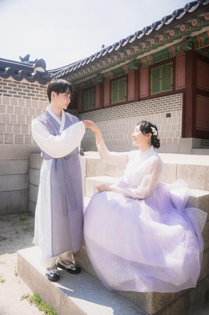 Seoul: Professional Hanbok Photography at Gyeongbok Palace - The flow: meeting point, hanbok shop timing, and what to bring