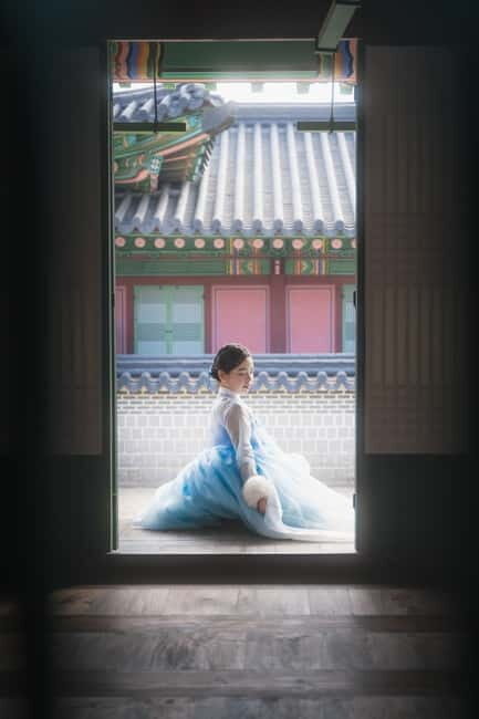 Seoul: Professional Hanbok Photography at Gyeongbok Palace - What to do about weather, crowds, and pacing