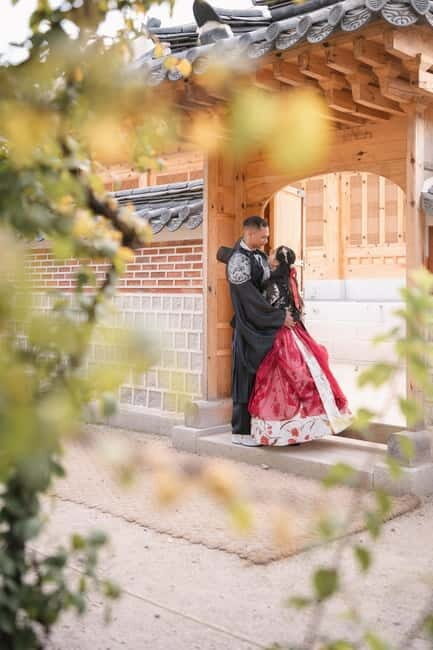 Seoul: Professional Hanbok Photography at Gyeongbok Palace - The photographer’s direction style: why it reduces stress