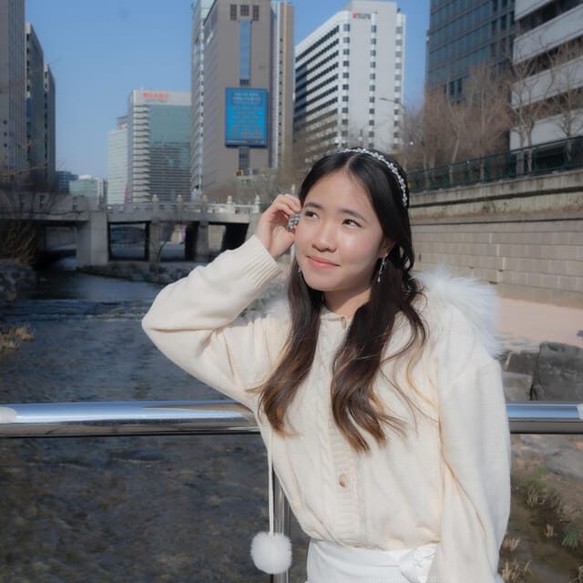 Seoul: Professional Photoshoot choose your location - Han River Park: the Skyline Shot with a Relaxed Feel