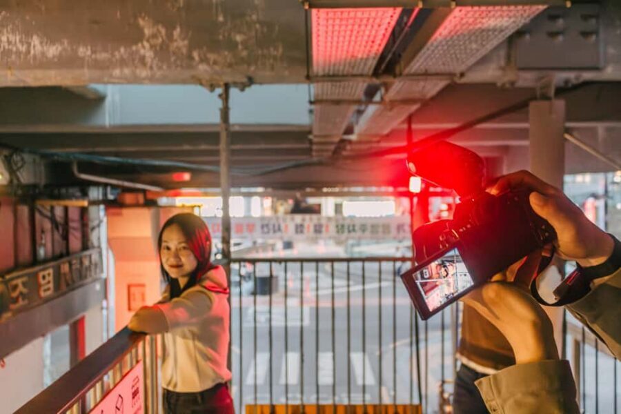 Seoul: Street Photoshoot and Hidden Gem History Walking Tour - Cheonggyecheon and the golden-light mission