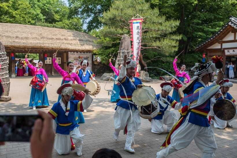 Seoul: Suwon Hwaseong, Folk Village, & Starfield Library - Hwaseong Haenggung Palace Shows and Joseon Royal Life