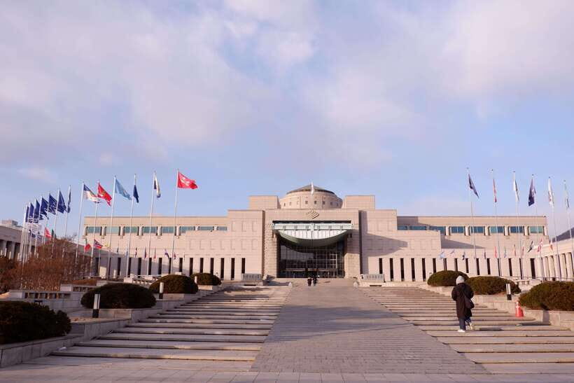Seoul: War Memorial, Jogyesa Temple & Tapgol Park Tour - A Half-Day Seoul Snapshot: War, Faith, and Independence