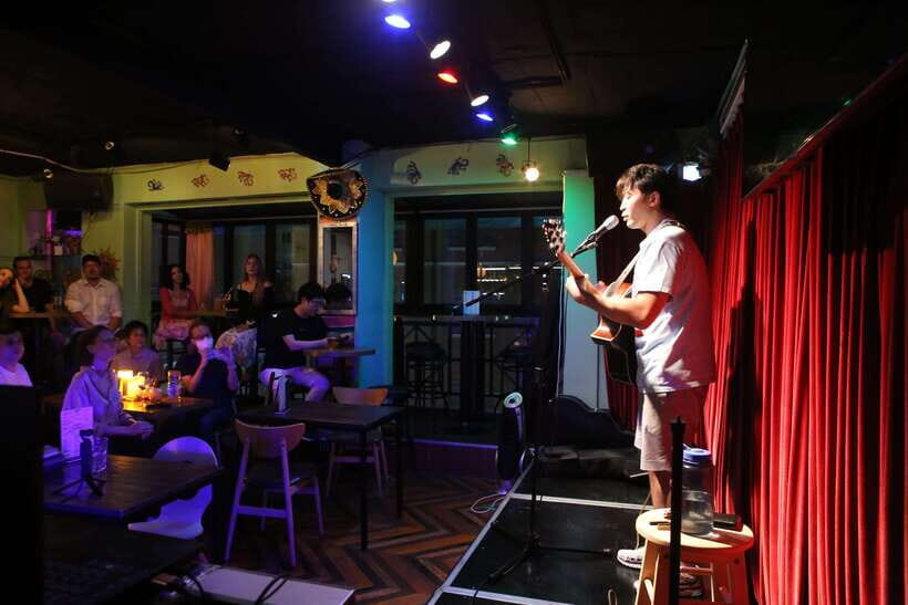 Seoul’s Stars: Open Mic with Local & International Talent - The 3-hour flow: how the night usually runs
