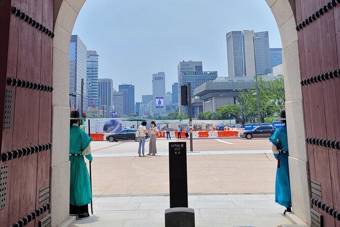 (Small Group) Palace & Seoul Old Town Highlights - Bukchon Hanok Village: short time, strong payoff for photos and atmosphere