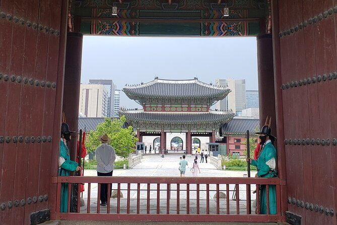 (Small Group) Palace & Seoul Old Town Highlights - The guide factor: Lee’s history-to-today balance (and the games)