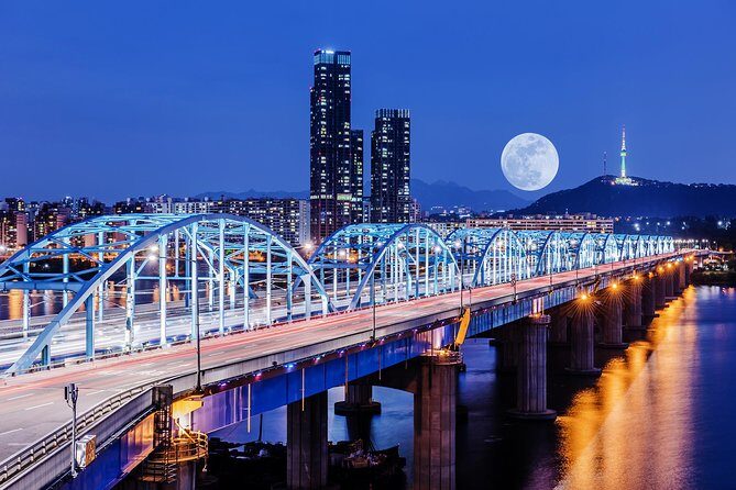 Special City Night Tour - Cheonggyecheon Stream: a calm walk for photos and people-watching