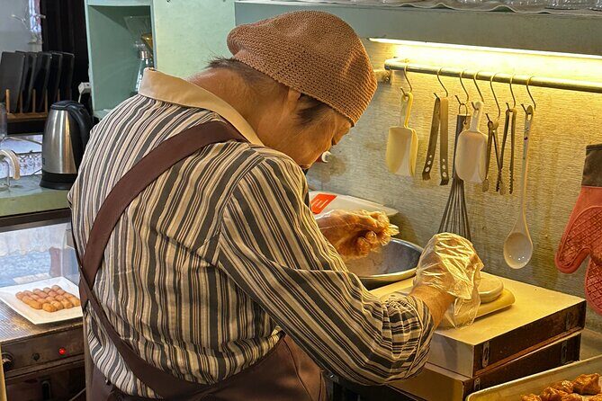 Street Food Tour in Jongno, Heart of Seoul - Stop 4: Changdeokgung Palace and the Secret Garden (Huwon) atmosphere