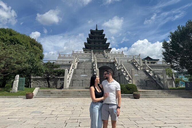 Time Travel in Seoul: Gyeongbokgung Palace, Folk Museum & Bukchon - Mina’s small-group touch: friendly English and real helpful context