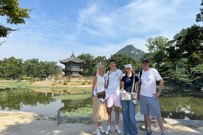 Time Travel in Seoul: Gyeongbokgung Palace, Folk Museum & Bukchon - Getting oriented at Gyeongbokgung Station