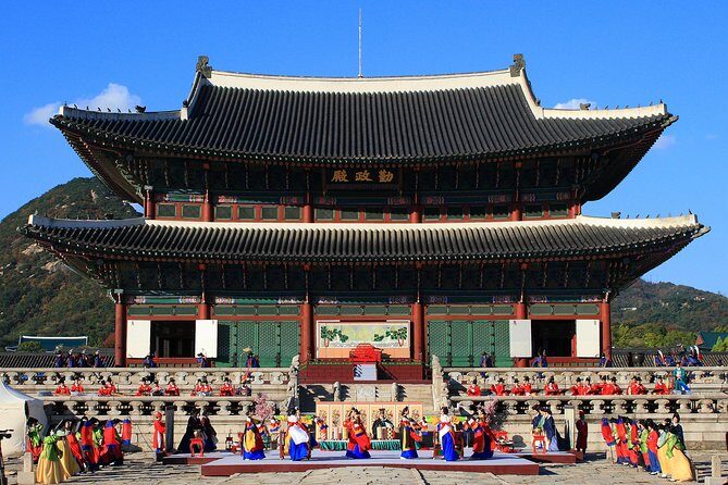Walking Tour with Gyeongbokgung Palace, Bukchon, Insadong - Insadong: lunch-on-your-own, shops included, and a guide who can translate